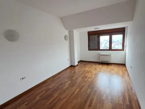 Izdavanje, četvorosoban stan, 200m², Preko Morače, Podgorica - image 10