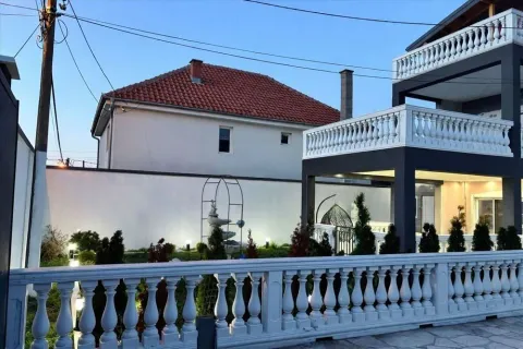 Kuća in Borča Sve Podlokacije