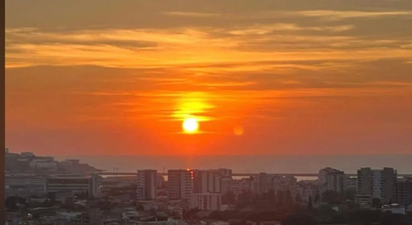 Pogled na grad sa zalaskom sunca.