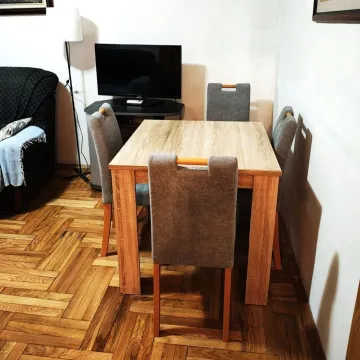 Dnevna soba sa trpezarijskim stolom i televizorom. - image 2