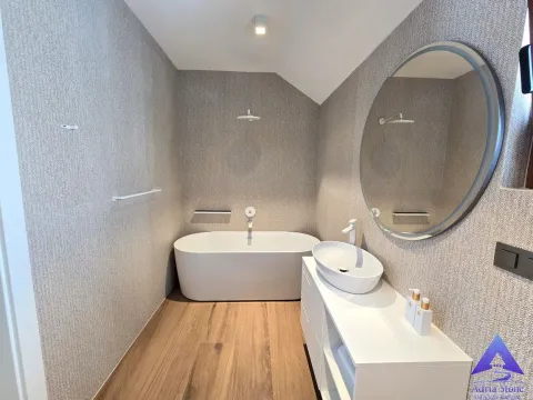 Moderne kupatilo sa samostojećom kadom, umivaonikom i okruglim ogledalom. - image 17