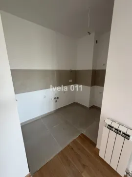 Nenamešten deo kuhinje sa keramičkim pločicama i priključcima za instalacije. - image 3