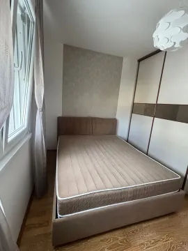 Uređena spavaća soba sa bračnim krevetom i ormarom. - image 7