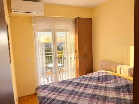 Namještena spavaća soba sa bračnim krevetom, plakarom i izlazom na terasu. - image 7