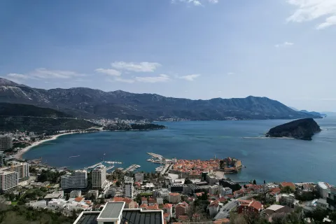 Panoramski pogled na obalu, grad i more. - image 14