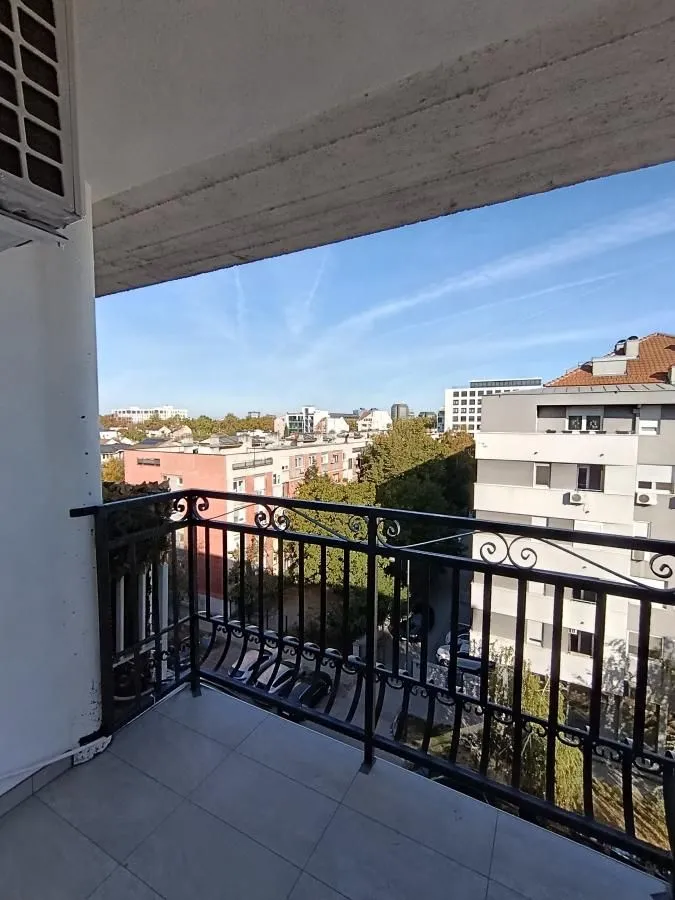 Balkon sa pogledom na grad i okolne zgrade.