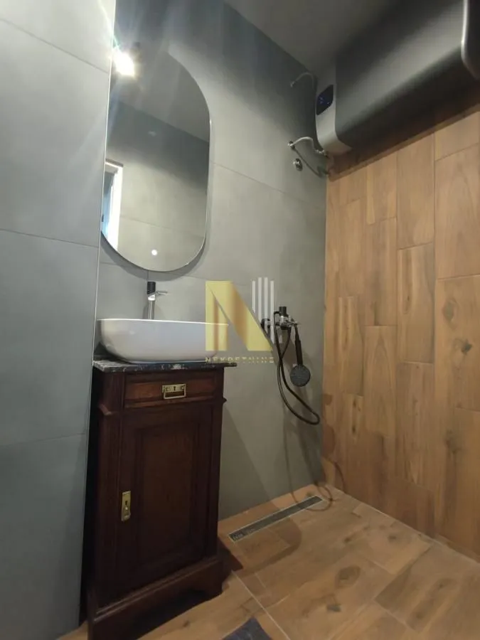 Izdavanje, trosoban stan, 55m², Centar, Novi Sad