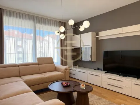 Dnevna soba sa ugaonom garniturom, TV komodom i velikim prozorom. - image 3