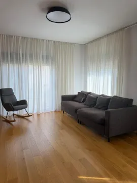 Svijetao dnevni boravak sa garniturom za sjedenje i drvenim podom. - image 3