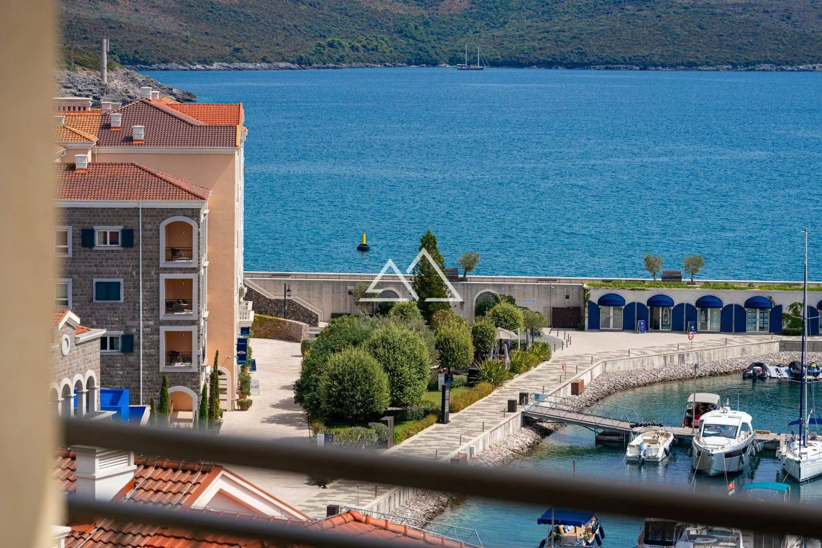 Pogled sa terase na marinu i more.