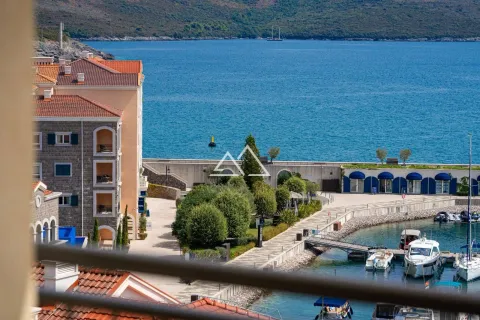 Pogled sa terase na marinu i more. - image 7