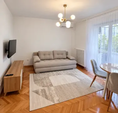 Dnevna soba sa garniturom, TV-om i trpezarijskim stolom. - image 2