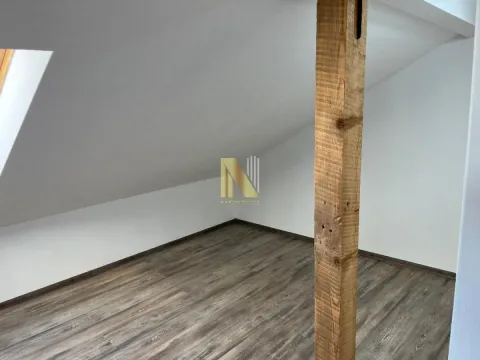 Potkrovlje sa drvenim stubom i laminatom na podu. - image 7