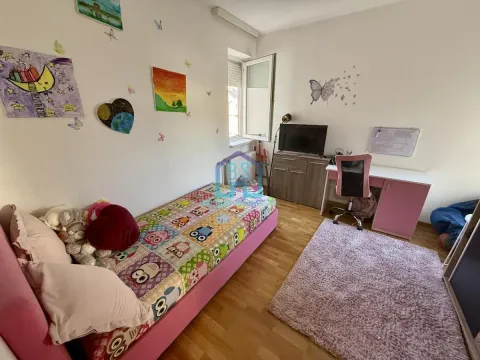 Dečja spavaća soba sa krevetom, radnim stolom i dečjim ukrasima na zidu. - image 14