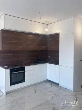 Moderna kuhinja sa ugradnim elementima i bijelim radnim površinama. - image 3