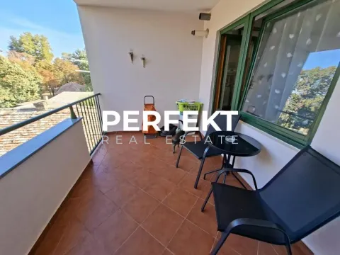 Nameštena terasa sa garniturom za sedenje i pogledom na zelenilo. - image 19