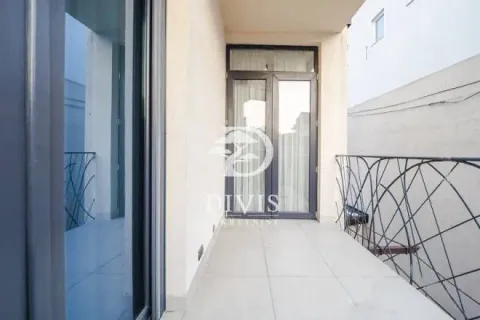 Natkriveni balkon sa popločanim podom i metalnom ogradom. - image 11