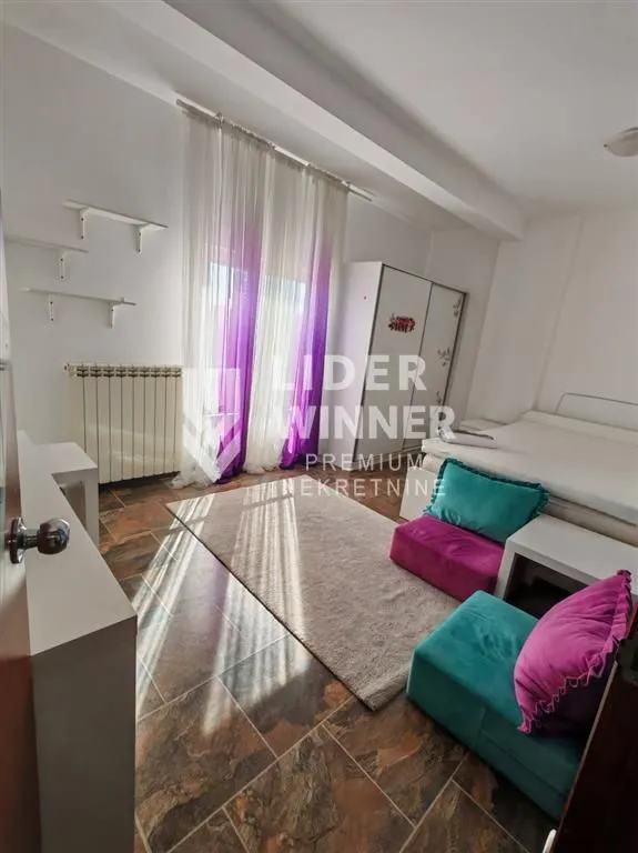 Izdavanje, četvorosoban stan, 120m², Petlovo Brdo, Beograd