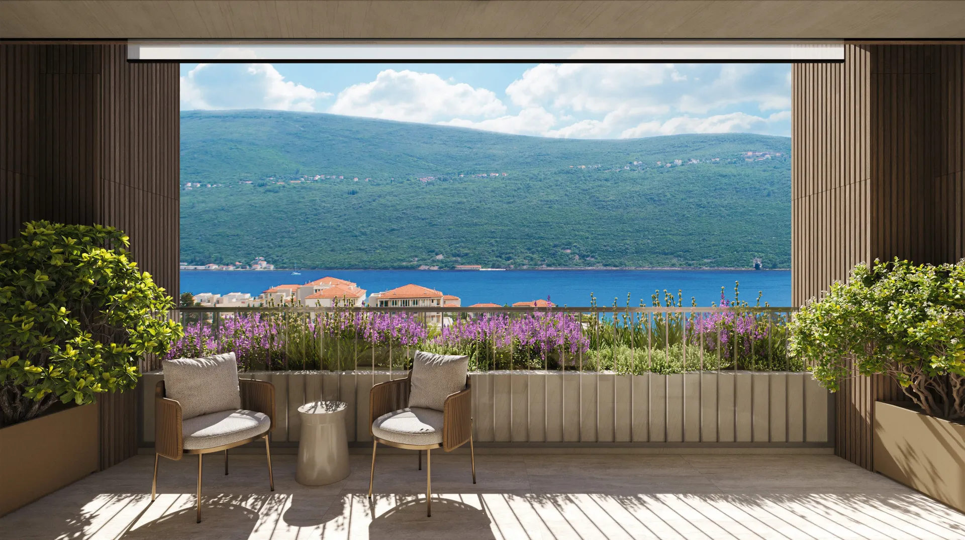 Natkriveni balkon sa garniturom za sjedenje i pogledom na more i planine.