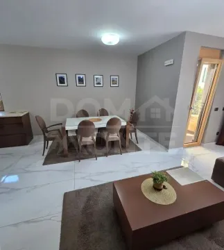 Dnevni boravak sa trpezarijom i garniturom za sjedenje. - image 4
