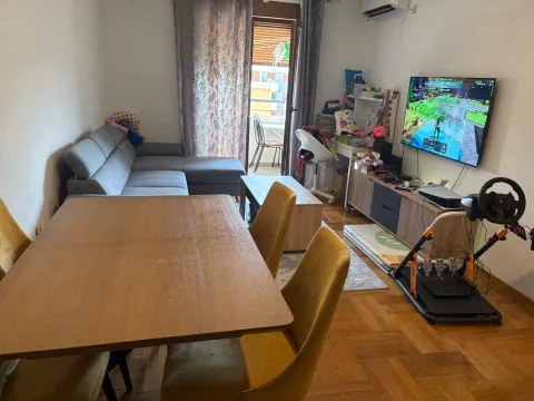 Dnevni boravak sa garniturom, trpezarijskim stolom i televizorom. - image 15