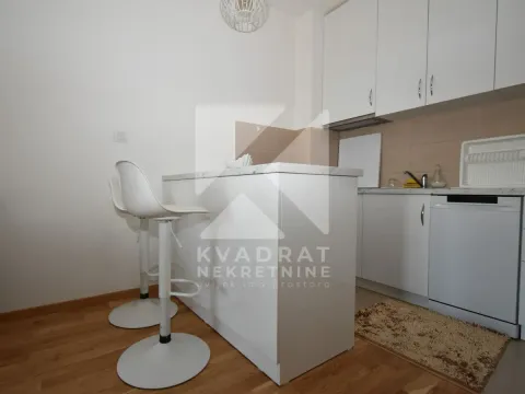 Manja bijela kuhinja sa šankom i dvije barske stolice. - image 3