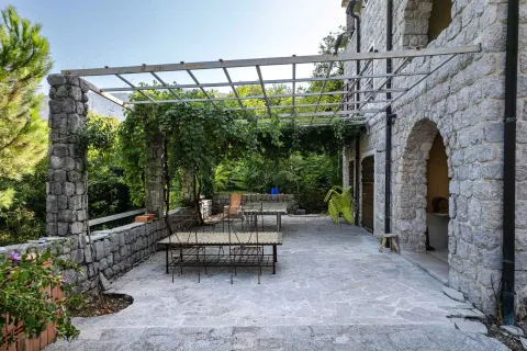 Kamena terasa sa pergolom i baštenskim garniturama. - image 19