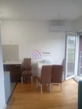 Dnevni boravak sa trpezarijskim stolom i izlazom na terasu. - image 5