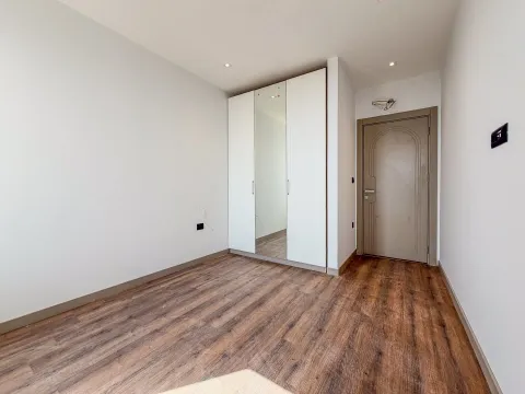 Prazna soba sa ugradnim ormarom i ulaznim vratima. - image 19