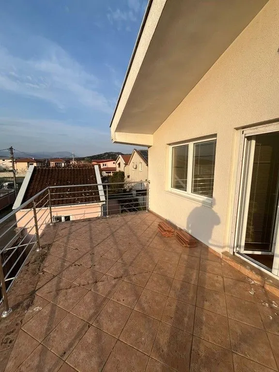 Izdavanje, kuća, 300m², Donja Gorica, Podgorica