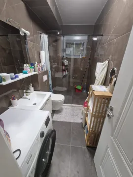 Moderne kupatilo sa tuš kabinom, umivaonikom i veš mašinom. - image 7