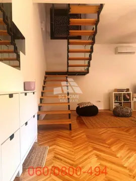 Dnevna soba sa unutrašnjim stepeništem i parketom na podu. - image 9