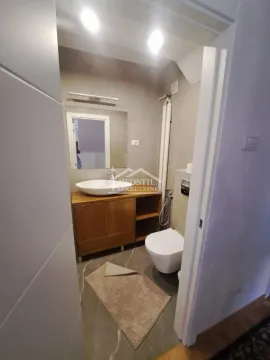 Pogled na kupatilo sa umivaonikom, ogledalom i wc šoljom. - image 7