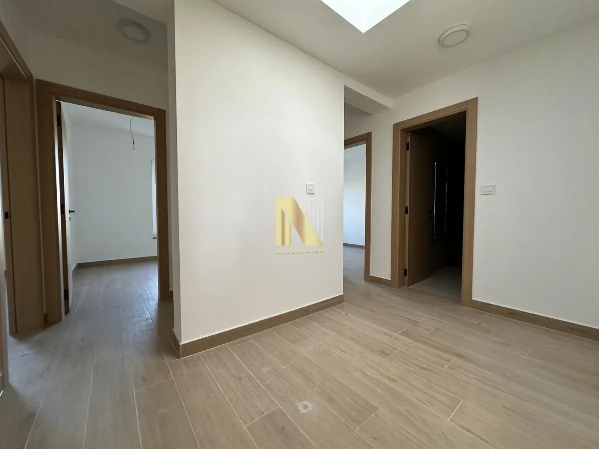 Prodaja, četvorosoban stan, 205m², Alibegovac, Petrovaradin