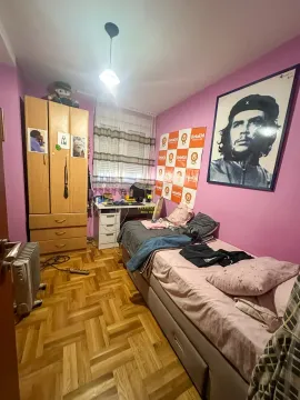 Dječija soba sa krevetom i ormarom. - image 9
