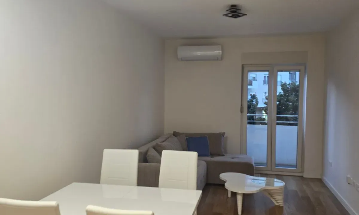 Izdavanje, jednosoban stan, 49m², Central Point, Podgorica