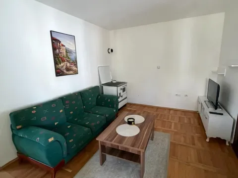 Izdavanje, jednosoban stan, 45m², Zlatica, Podgorica - image 1