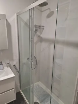 Kupatilo sa tuš kabinom i lavaboom. - image 15