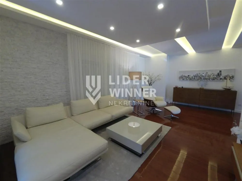 Prodaja, kuća, 203m², Centar, Ub