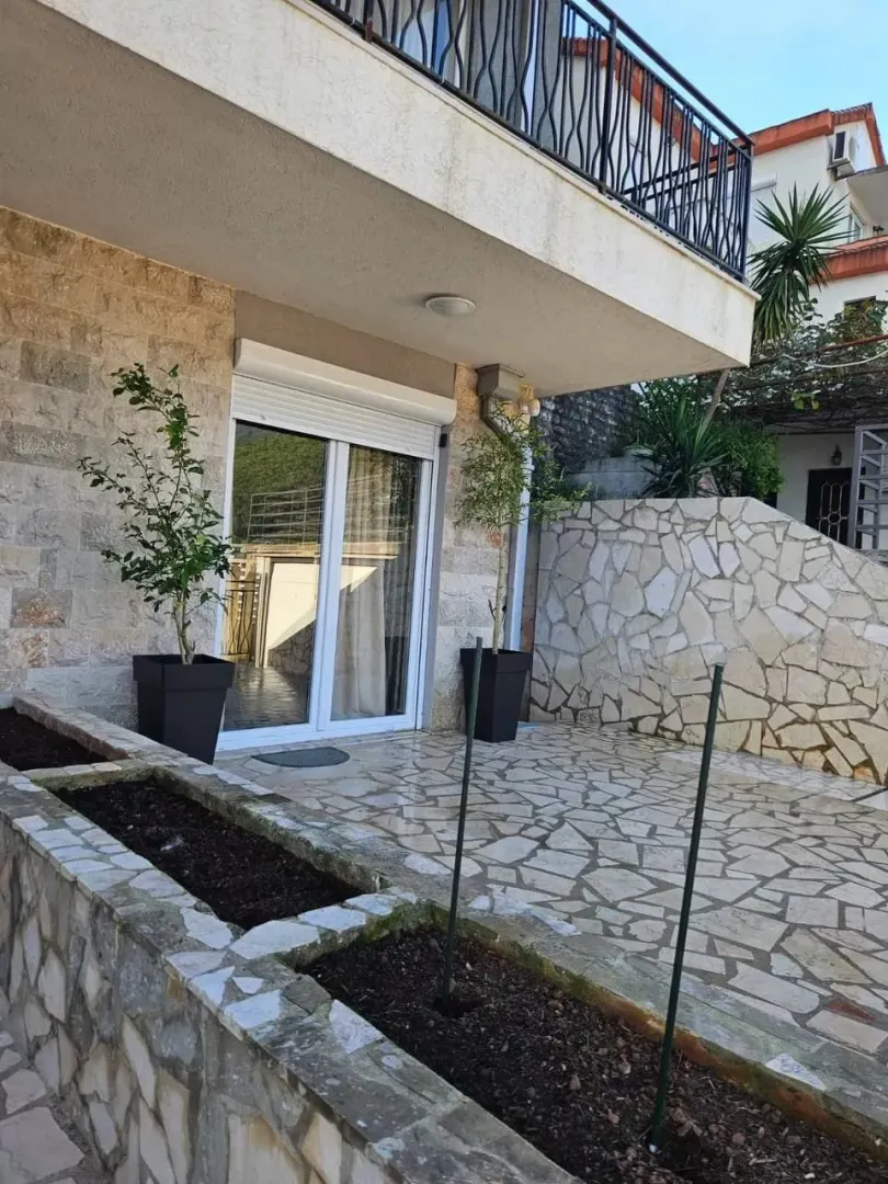 Rent, one bedroom apartment, 60m², Babin Do, Budva