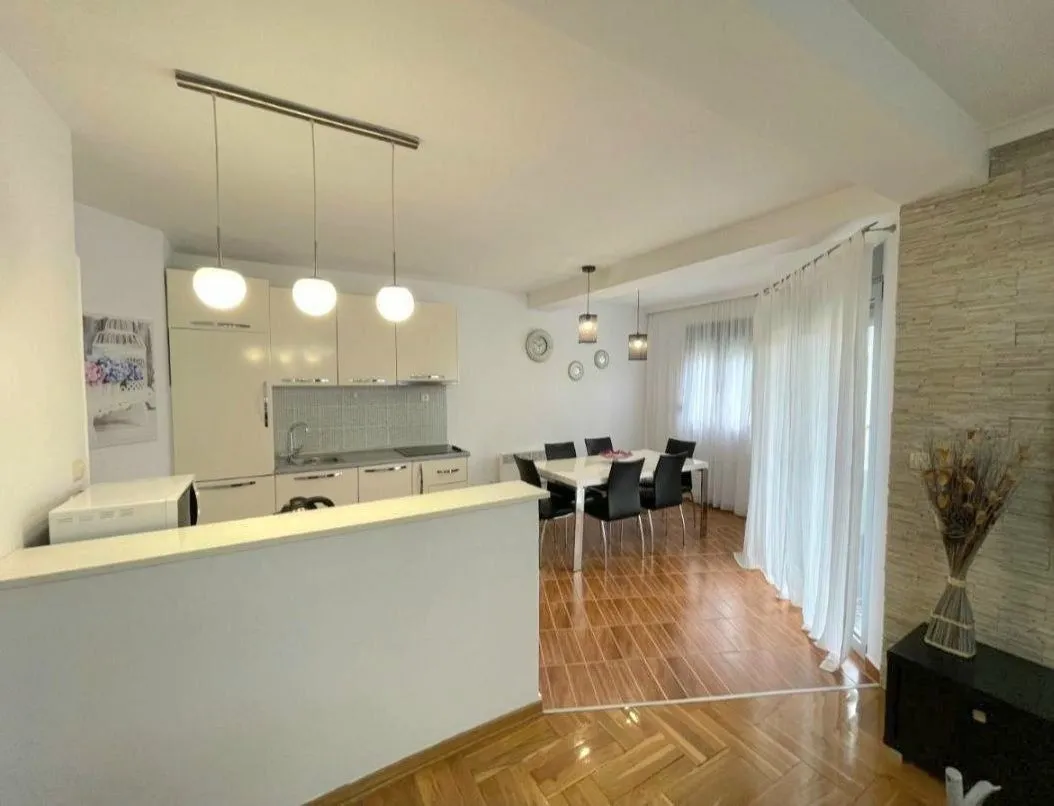 Izdavanje, dvosoban stan, 55m², Đenovići, Herceg Novi