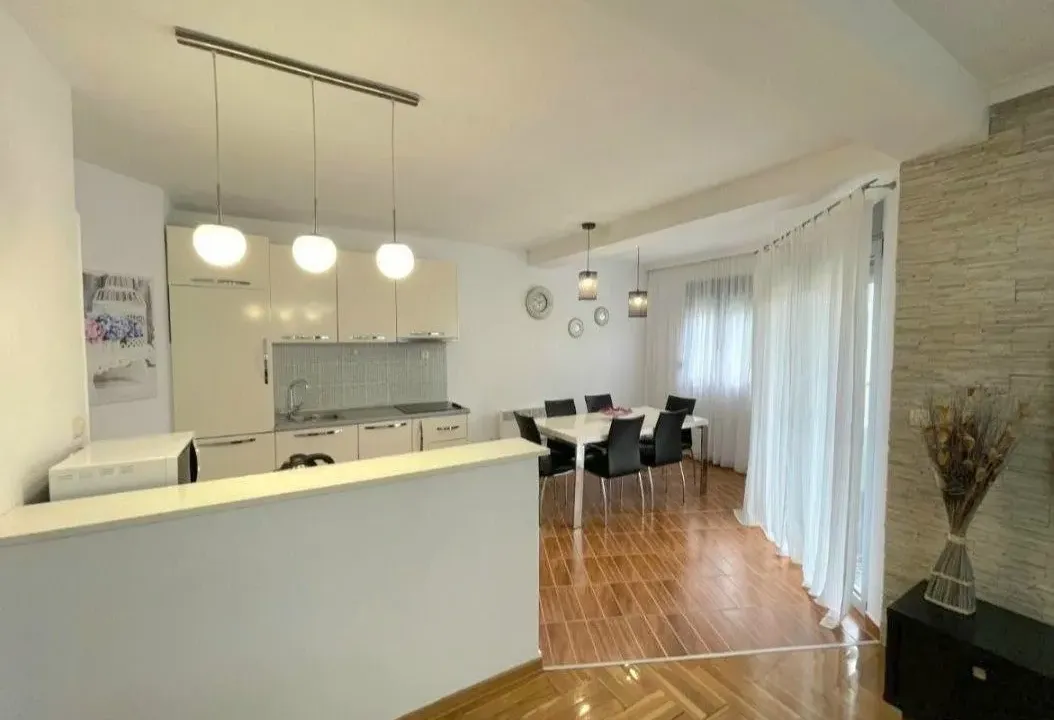 Izdavanje, dvosoban stan, 55m², Đenovići, Herceg Novi