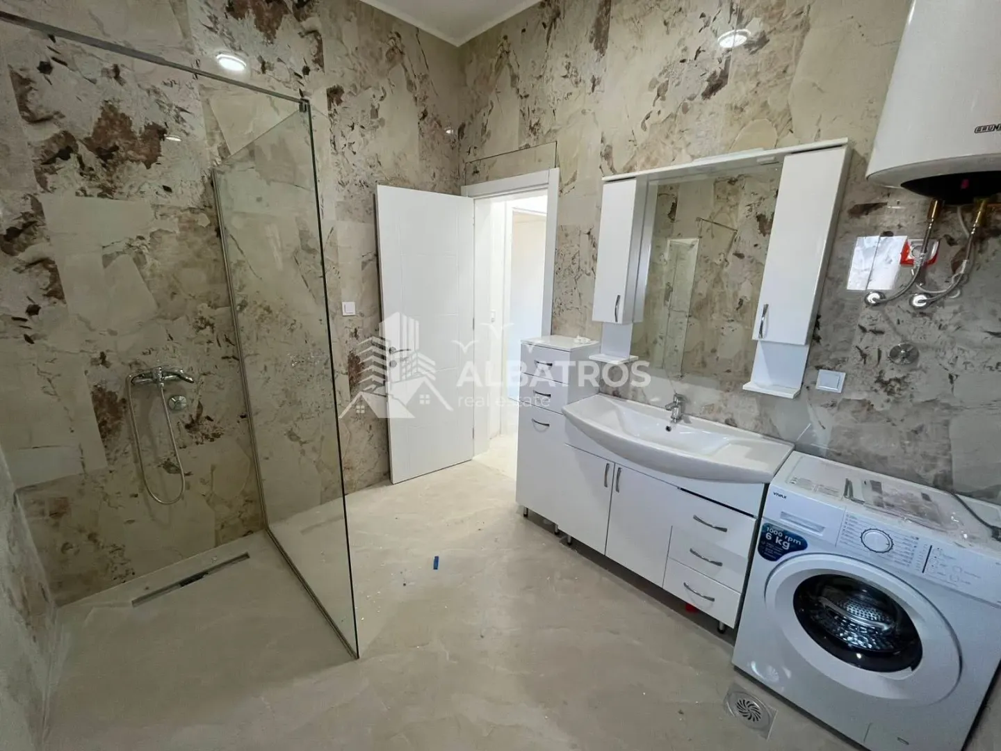 Rent, office space, 104m², Polje, Bar