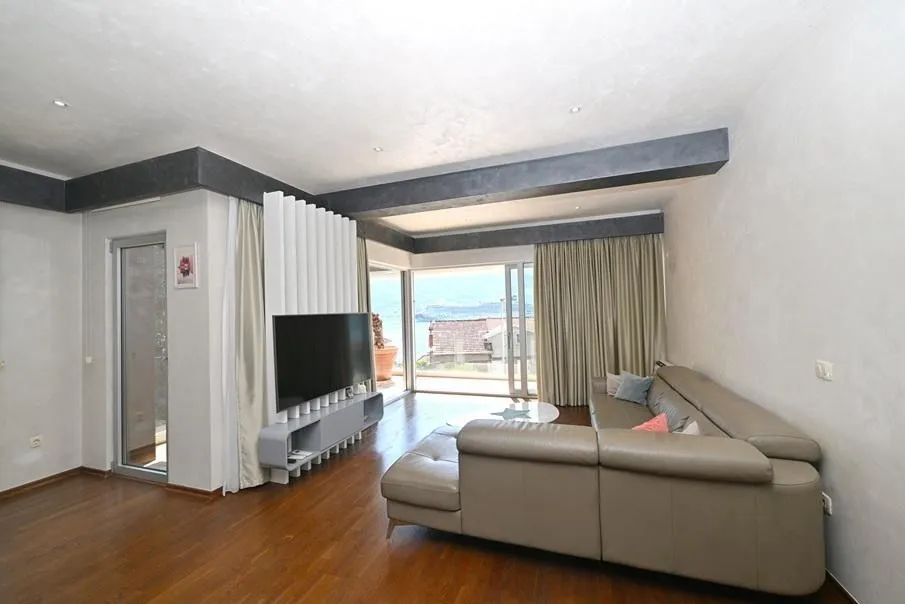 Rent, three bedroom apartment, 130m², Dobrota, Kotor