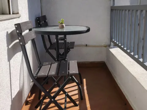 Manji balkon opremljen stolom i dvije stolice. - image 6