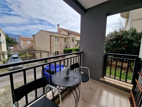 Natkriveni balkon sa garniturom za sedenje i pogledom na naselje. - image 10