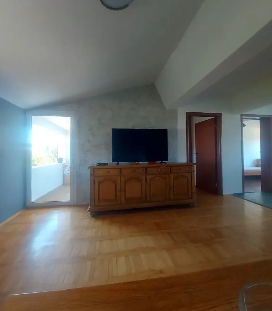 Izdavanje, trosoban stan, 86m², Centar, Nikšić