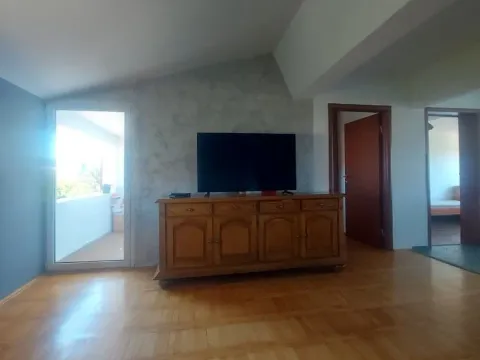 Izdavanje, trosoban stan, 86m², Centar, Nikšić - image 2