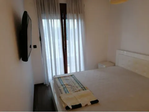 Svijetla spavaća soba sa bračnim krevetom i TV-om. - image 6