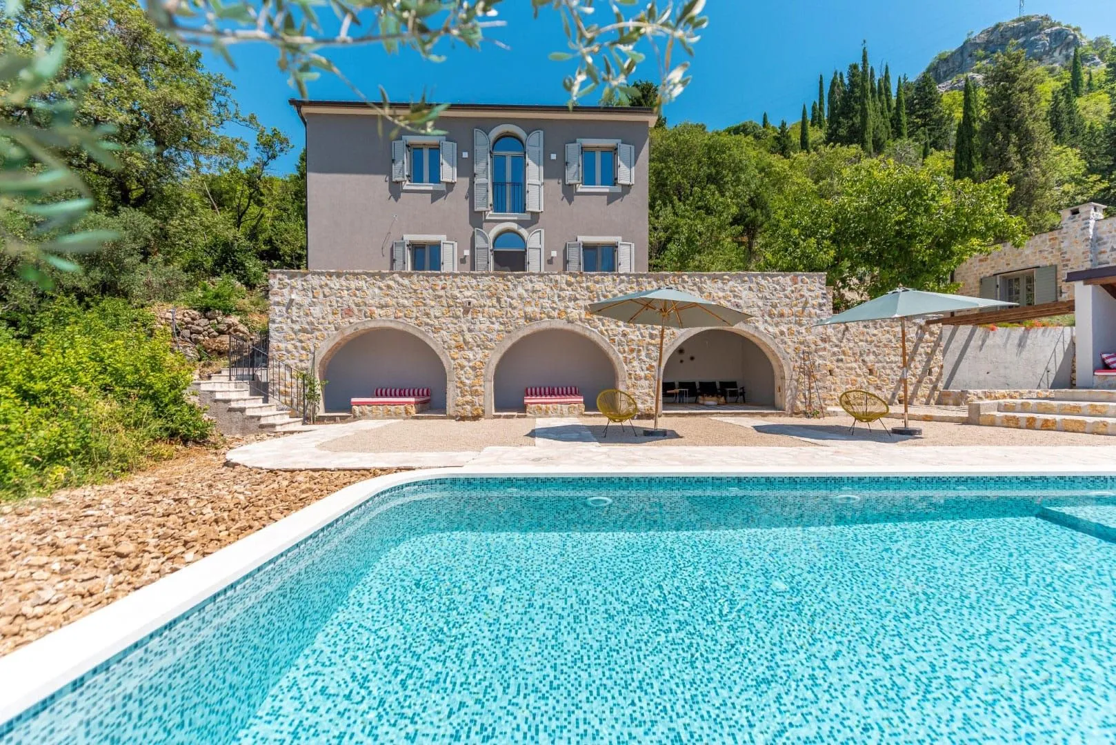 Prodaja, četvorosoban stan, 2000m², Trebešin, Herceg Novi